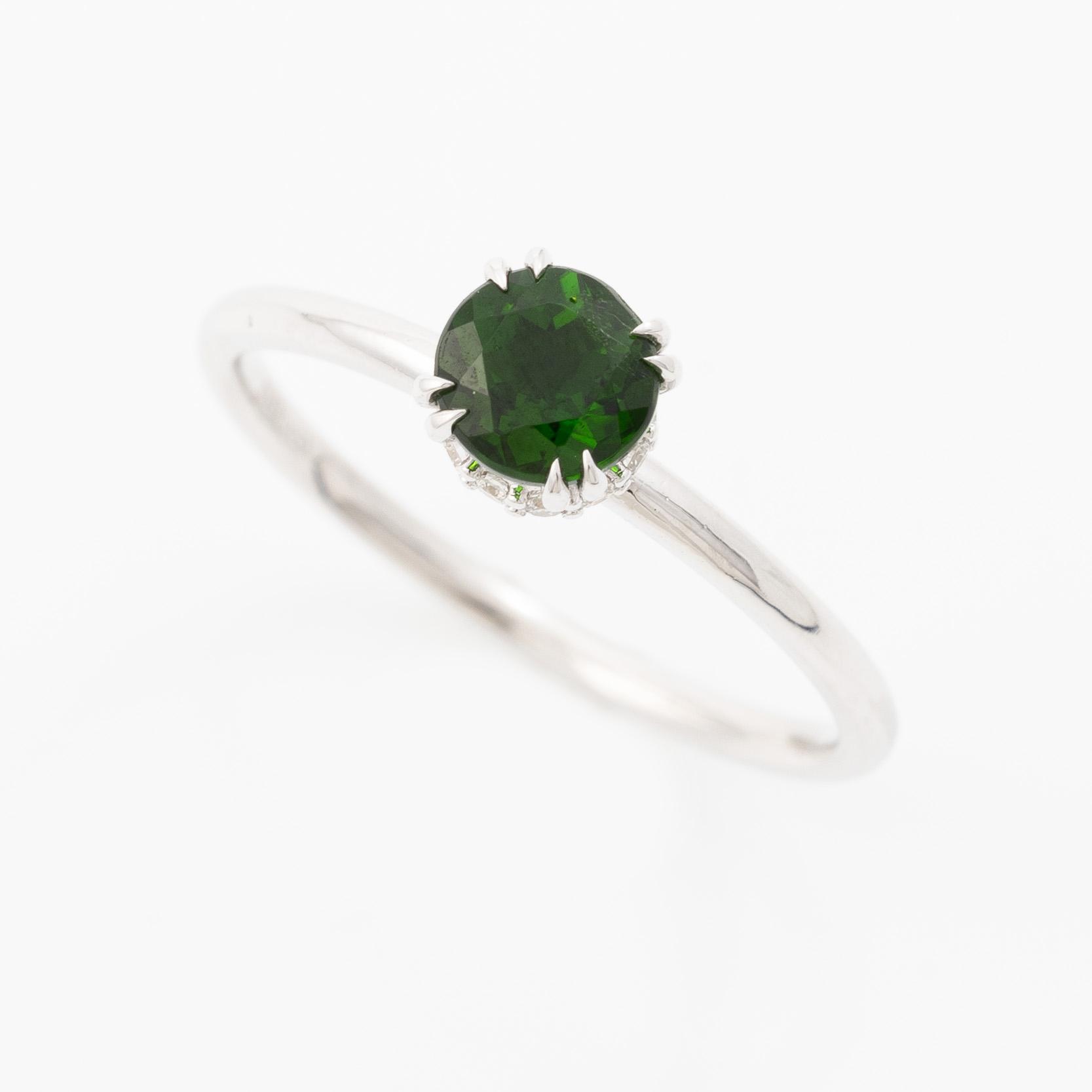 Ring 14K white gold with chrome diopside and brilliant-cut diamonds.