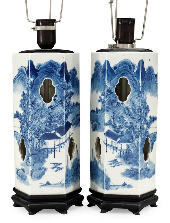 A pair of blue and white lanterns/lamps, late Qing.