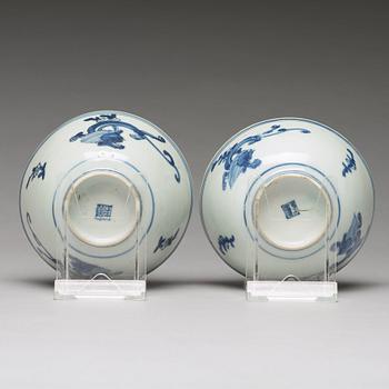 A pair of blue and white bowls, Ming dynasty, 17th Century.