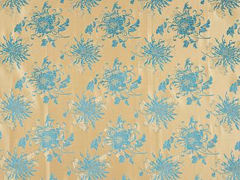 Three Chinese silk fabric rolls. 341,5 x 69 cm, 899 x 68 cm and 1290 x 68,5 cm.