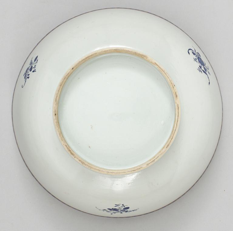 An enamelled punch bowl, Qing dynasty, Jiaqing (1796-1820).