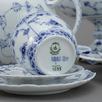TE- OCH KAFFESERVIS, 27 delar, porslin, "Musselmalet", Royal Copenhagen, 1900-talets andra hälft.