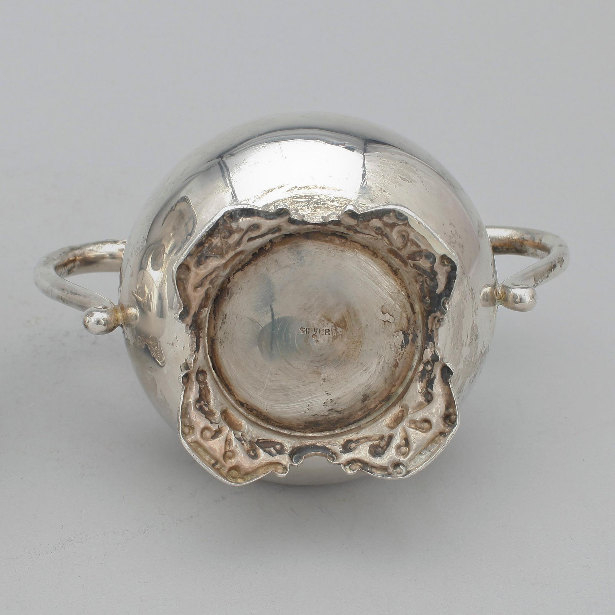 GRÄDDKANNA OCH SOCKERSKÅL, silver, rokokostil, Indien, 1900-tal. Totalvikt ca 525 gram.