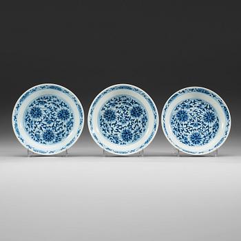 A set of three blue and white lotus dishes, Qing dynasty, 19th Century with Daoguangs seal mark i underglaze blue.