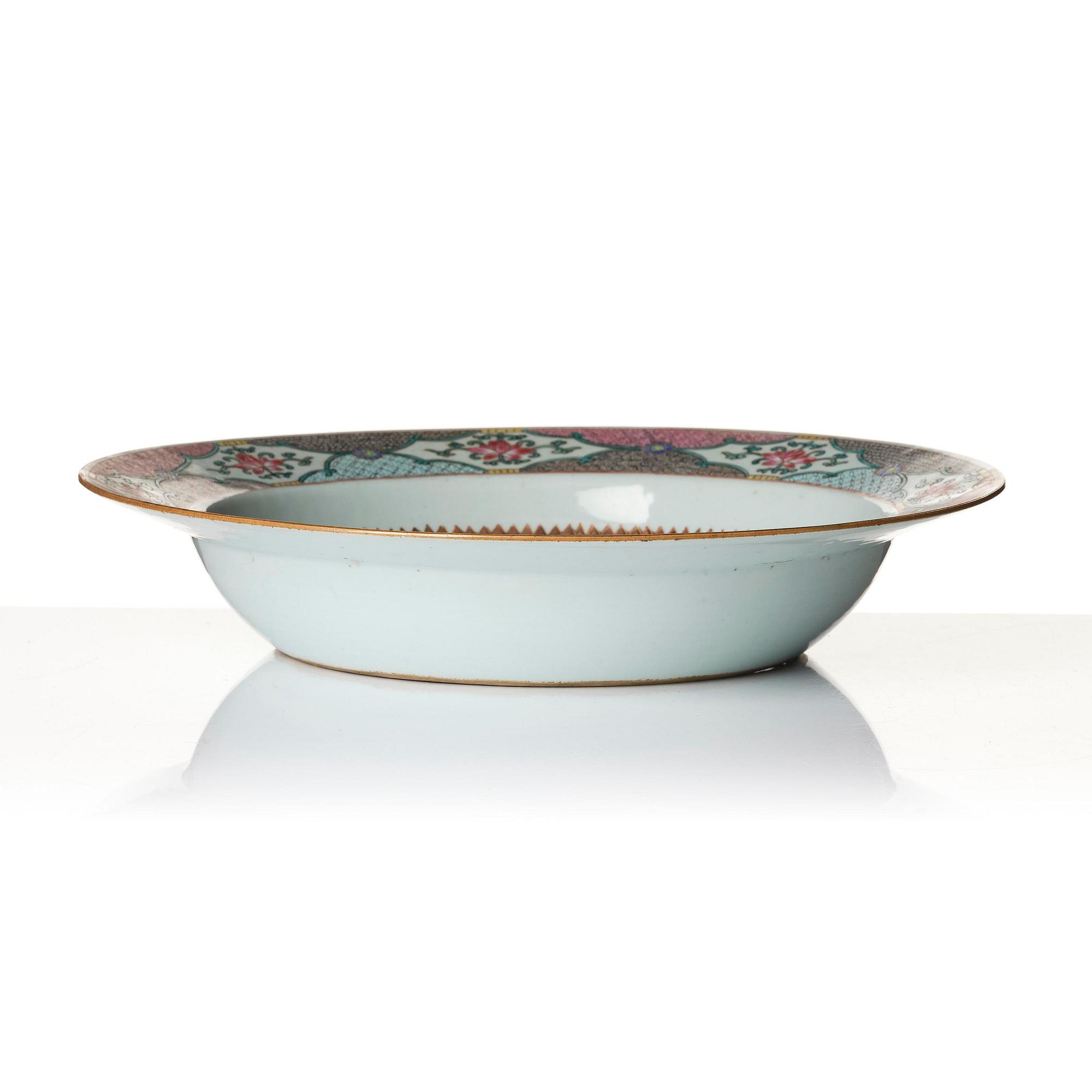 A large famille rose basin, Qing dynasty, 18th century.