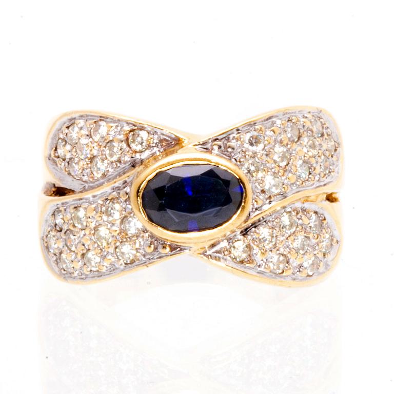 Ring 18K gold 1 sapphire apprx 7 x 4 mm and brilliant-cut diamonds approx 0,40 ct in total.