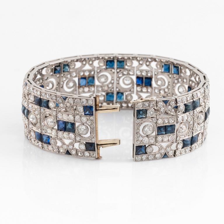Armband platina med gammalslipade diamanter och trappslipade safirer.