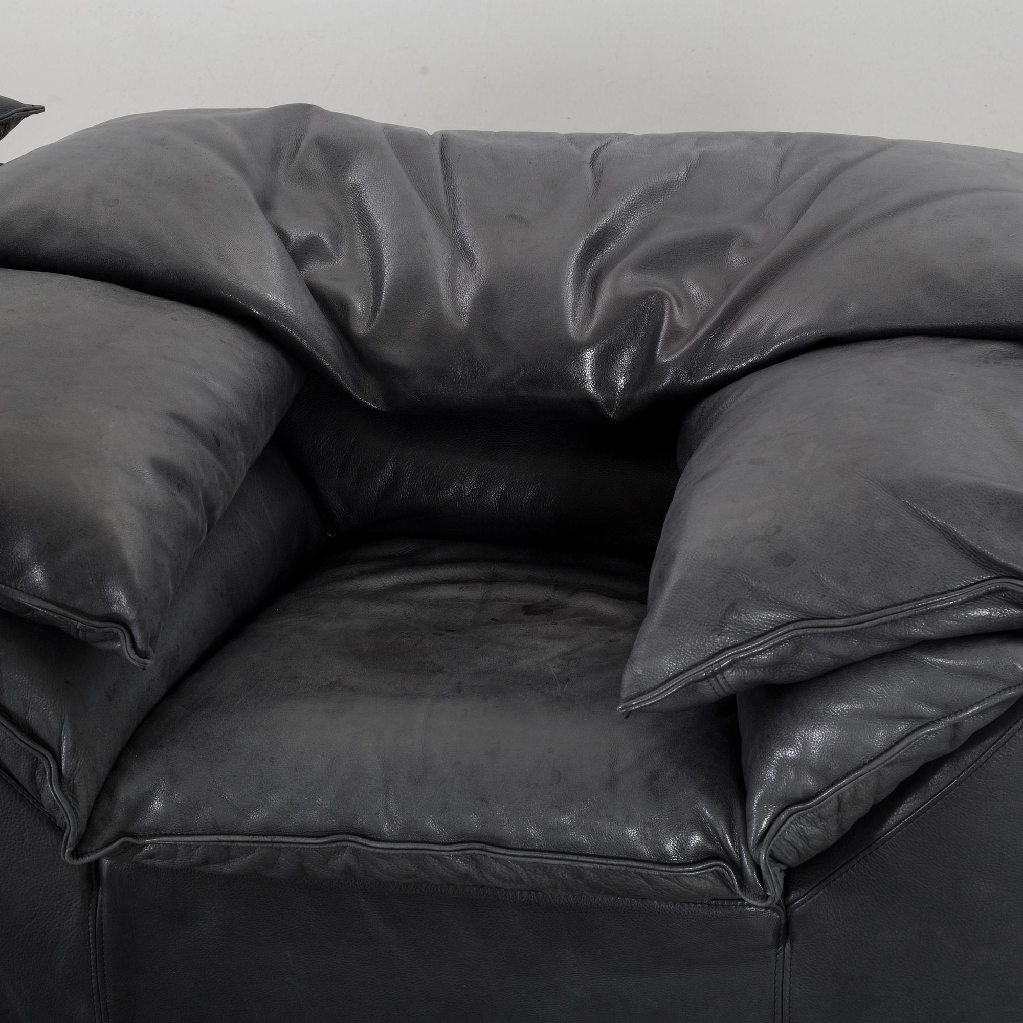 A PAIR OF "MONZA" LEATHER ARMCHAIRS BY EILERSEN.