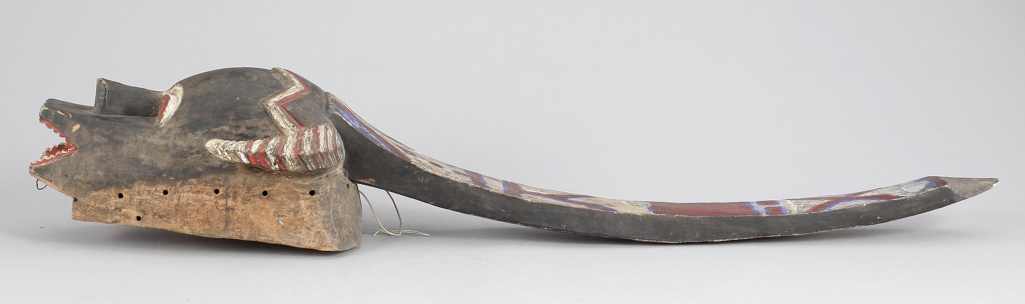 MASK, skuret trä, Afrika, omkring 1900-talets mitt.