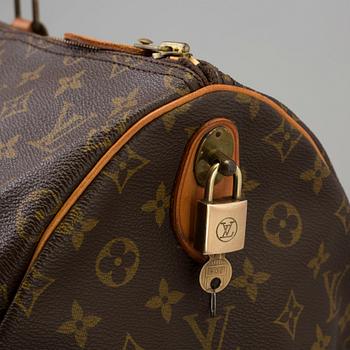 a Louis Vuitton 'Keepall 55' bag.