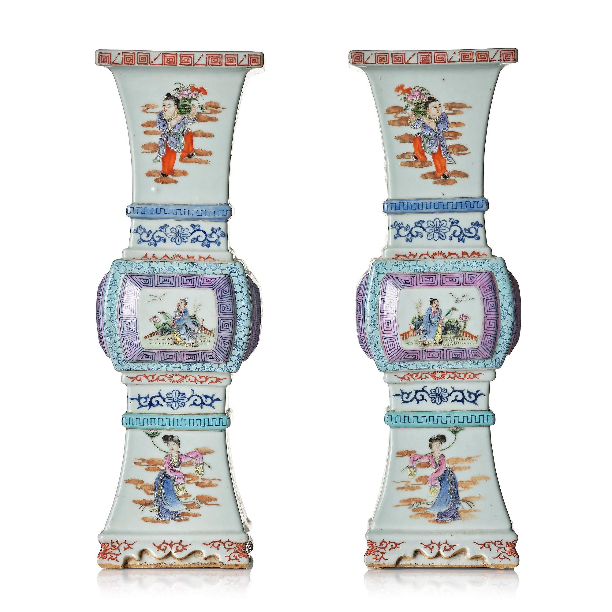 A pair of famille rose 'immortals' altar vases, late Qing dynasty/Republic.