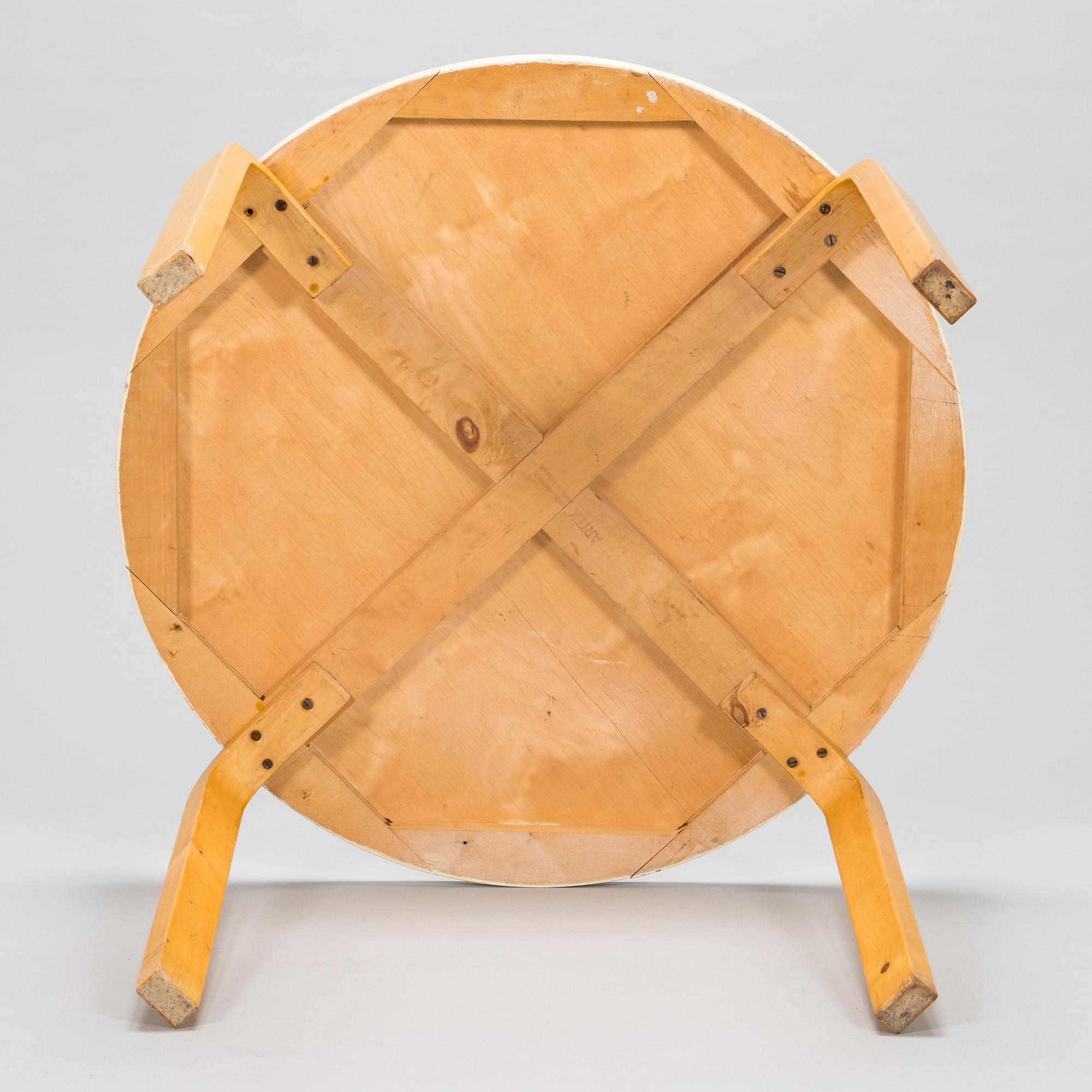 Alvar Aalto,  sohvapöytä/ lamppupöytä, O.Y. Huonekalu-ja Rakennustyötehdas A.B. 1950-luvun alku.