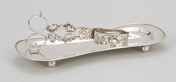 LJUSSAX OCH BRICKA, 2 delar, silver, bla Frans Wilhelm Theselius, Stockholm, 1840. Tot vikt ca 181g.