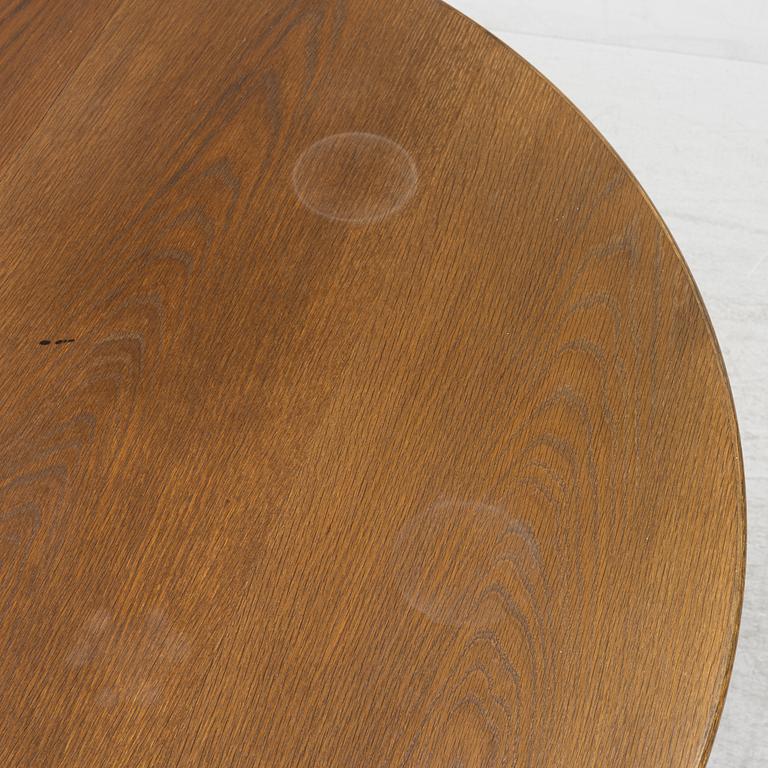 An oak dining table, AB Eriksson & Söner, Vrena, end of the 20th century.