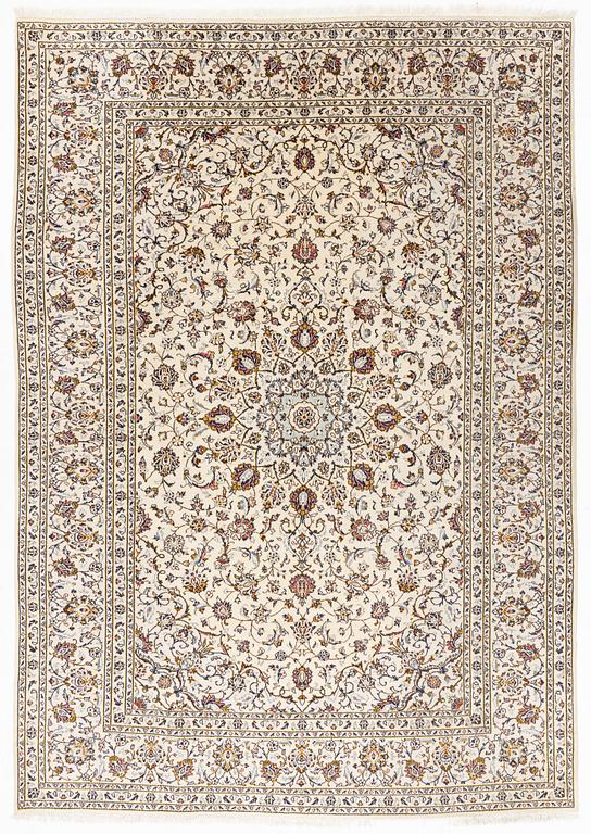 A carpet, Kashan, ca 339 x 240 cm.