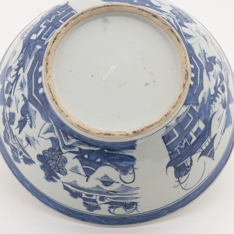 A blue and white bowl, Qing dynasty, circa 1900.