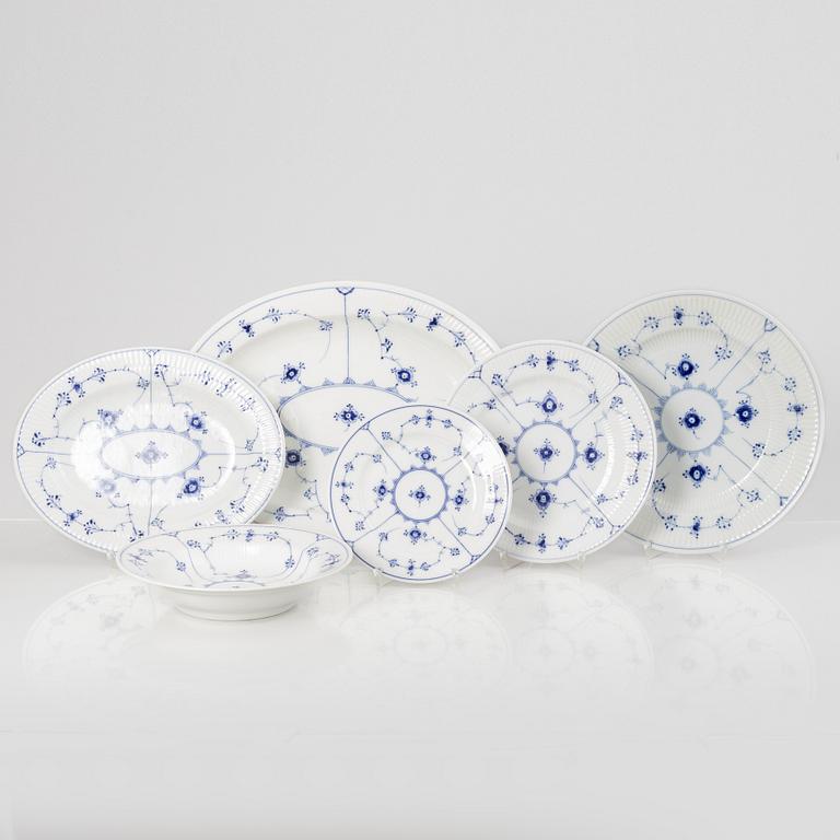 Servisdelar, 33 st, porslin, "Musselmalet", Royal Copenhagen, Danmark.