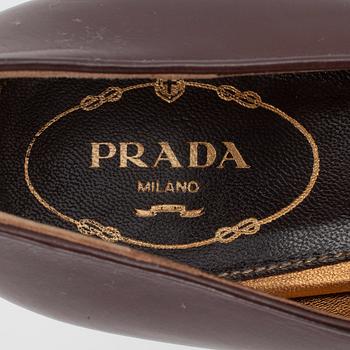 PRADA, a pair of brown leather pumps. Size 39.