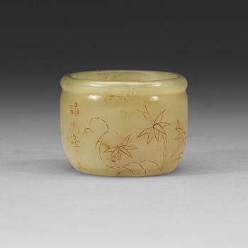 An engraved jade cup, Qing dynasty (1644-1912).