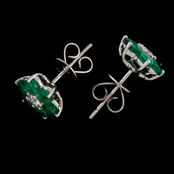 ÖRHÄNGEN, ett par, 18k vitguld med 2 briljantslipade diamanter, 0.23 ct och 12 smaragder, totalt 1.68 ct. Vikt 3 g.