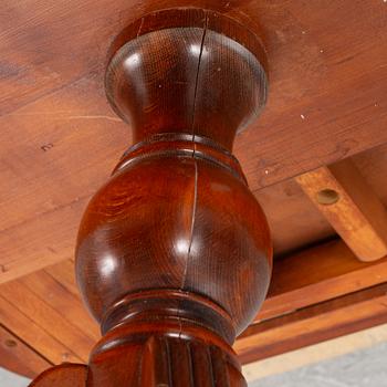 Dining table, England, second half of the 20th century.