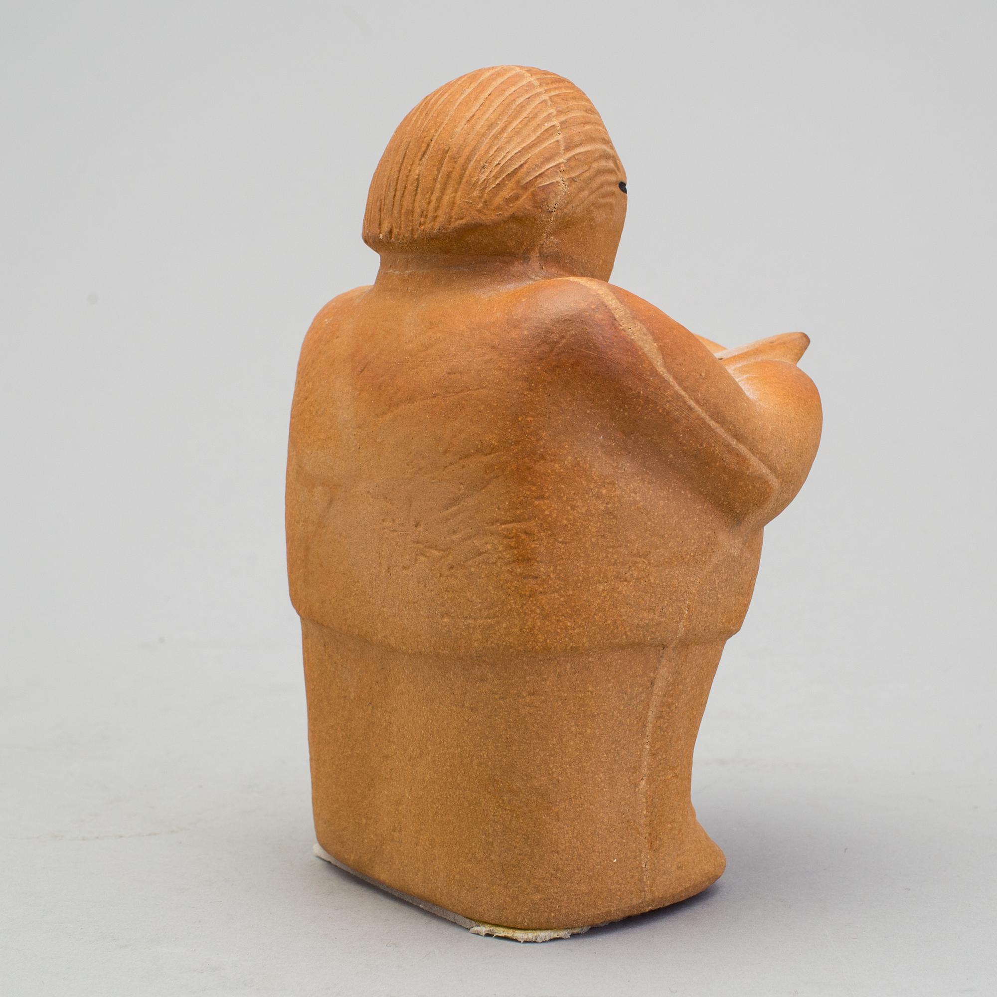 LISA LARSON, figurin, stengods, "Amalia" samt "Gunnar Sträng" sparbössa. Gustavsberg.