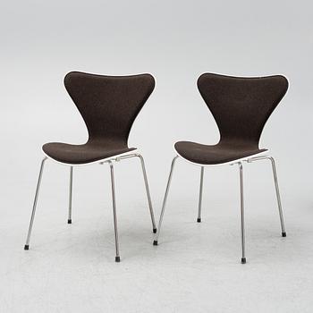 Arne Jacobsen, a set of five 'Series 7' chairs, Fritz Hansen 2013.