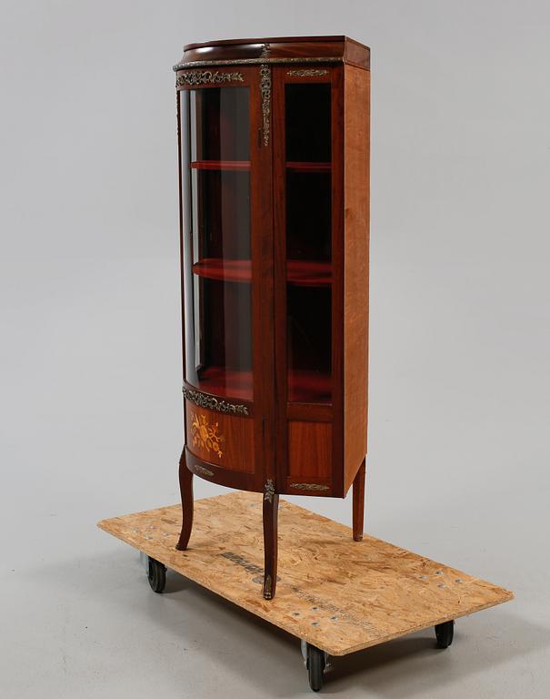 HÖRNVITRINSKÅP, 1900-talets andra hälft.