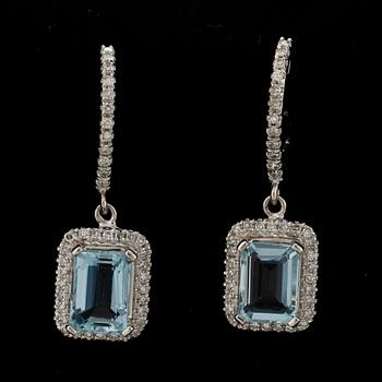 ÖRHÄNGEN, ett par, 18k vitguld med akvamariner, 3,19 ct, med briljantslipade diamanter tot ca 0,40 ct. Tot vikt ca 4,8 g