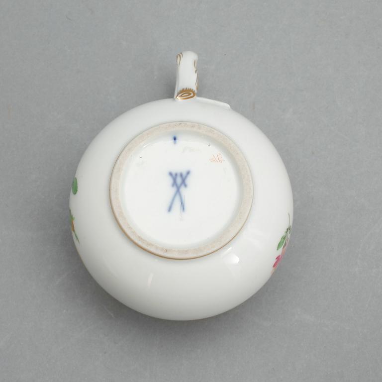 452324. CREMEKOPPAR MED LOCK, ett par, porslin, Meissen, märkta undertill.