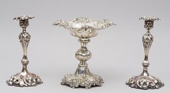 SKÅL PÅ FOT samt LJUSSTAKAR, ett par.