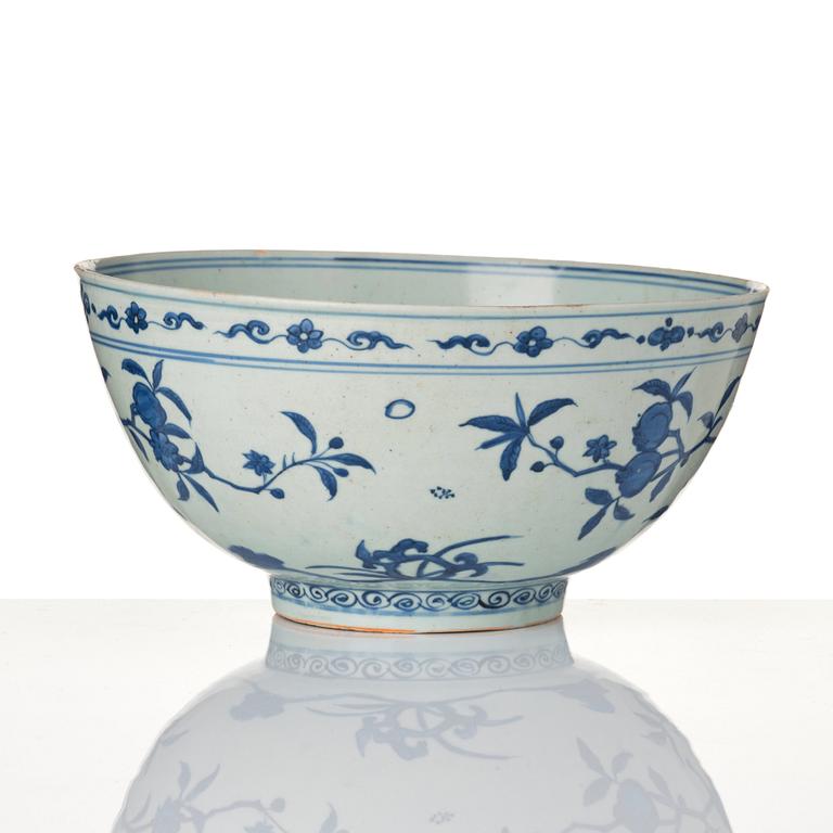 A large blue and white bowl, Ming dynasty (1368-1644).
