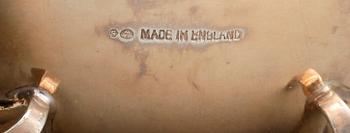 SALTKAR, ett par, samt STRÖARE. Silver, Adie Brothers Ltd., Birmingham, 1900-tal. Tot ca 95 g.