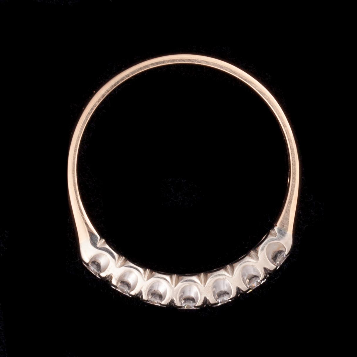 ALLIANSRING, 14K guld, 7 briljantslipade diamanter tot. 0,63 ct, kontrollstämpel 1987. Vikt 3,2 g.