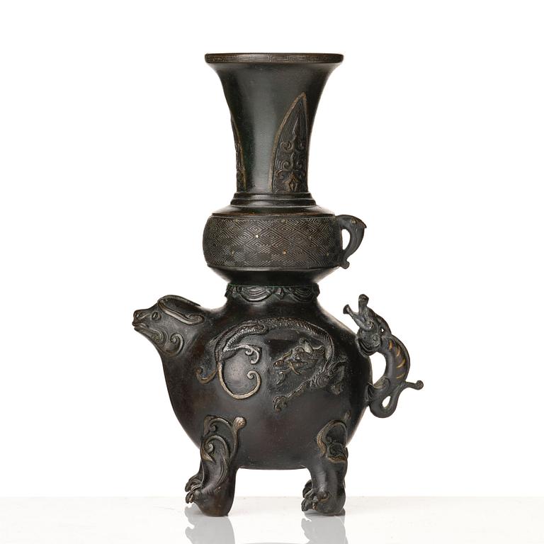 Two bronze vases, Qing dynasty, 18th /19th Century.