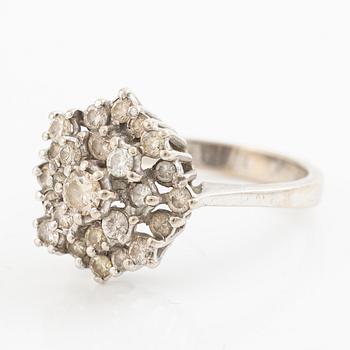 18K white gold ring with brilliant-cut diamonds.