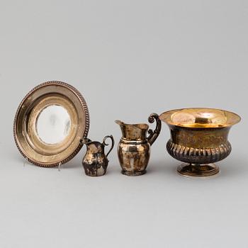 SOCKERSKÅL MED LOCK, SÅSSKÅL MED FAT SAMT GRÄDDKANNOR, 2 st, pläter, 1800-tal.