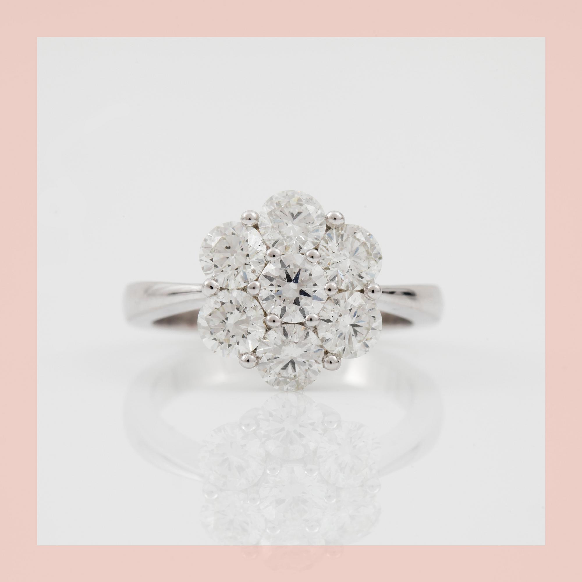 RING, 18k vitguld med briljantslipade diamanter tot ca 2.17ct. Vikt ca 5g.