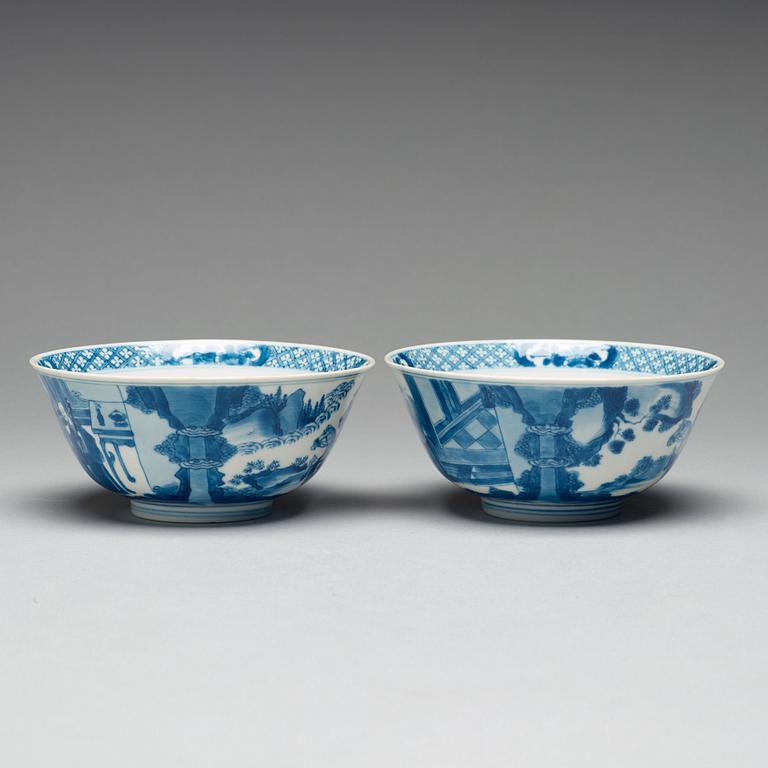 A pair of blue and white bowls, Qing dynasty, Kangxi (1662-1722).