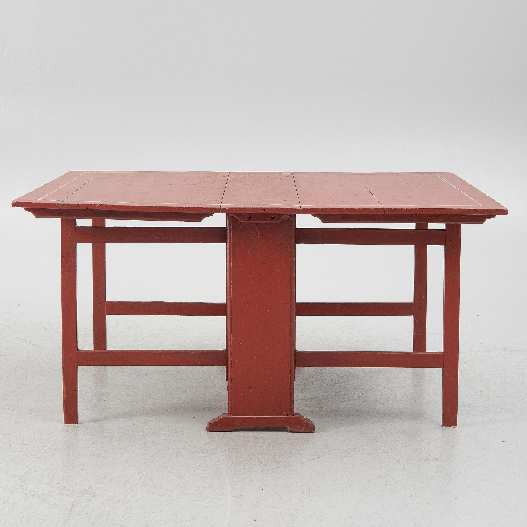 A gate leg table, 19th century.