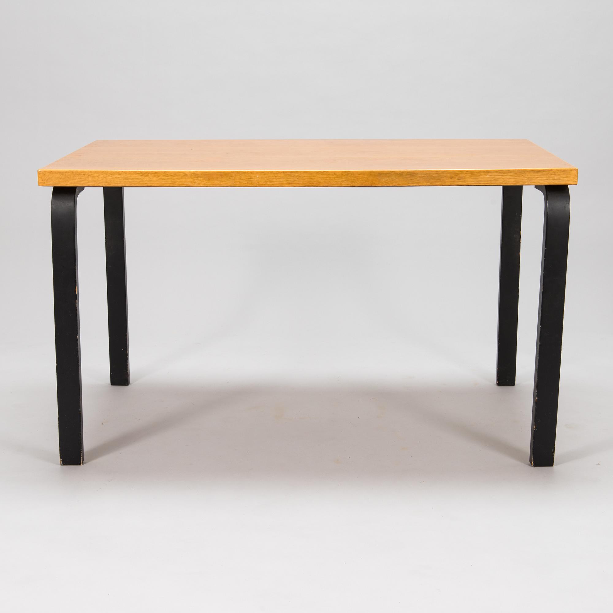 Alvar Aalto, a mid-20th century '81' dining table and four '68' chairs for Artek.