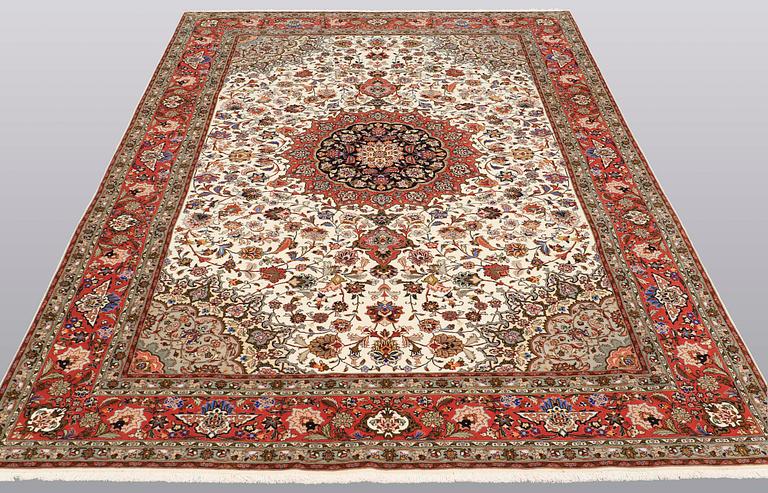 A carpet, Täbriz part silk, 306 x 200 cm.