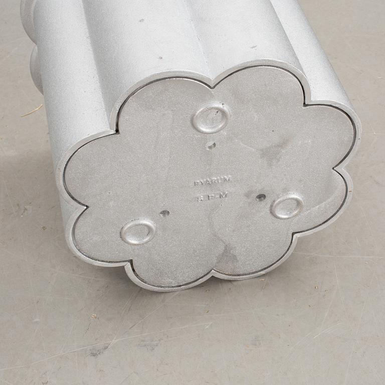 YTTERFODER, Signe Persson-Melin, Byarum, sandgjuten aluminium, modern tillverkning.