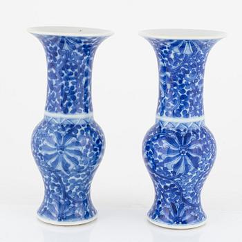 Vaser, ett par, porslin. Qingdynastin, omkring 1900.