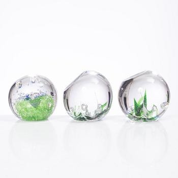 Vicke Lindstrand, Göran Wärff, Caithness of Scotland, five glass paper weights, signed.