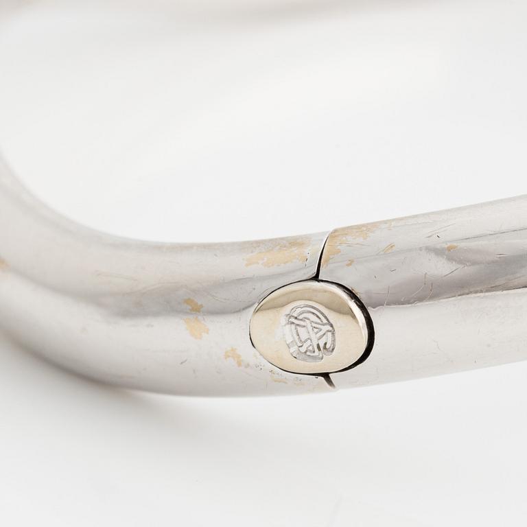 Two bangle bracelets in 18K gold and white gold.