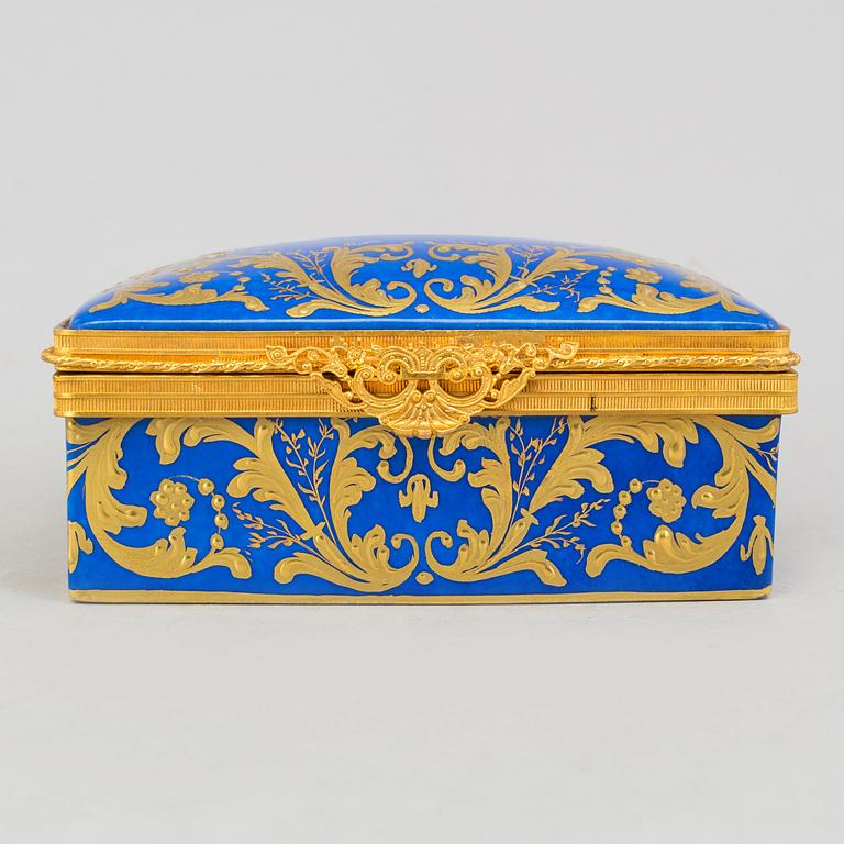 LIMOGES , ASK, porslin, signerad "JJ". Frankrike, 1958.