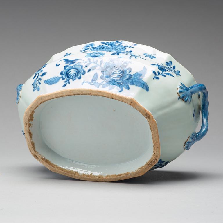 A blue and white tureen with cover,  Qing dynasty, Qianlong (1736-1795).