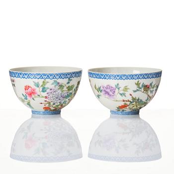 A pair of Chinese bowls, 20th Century.