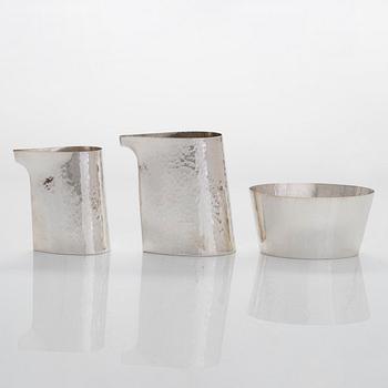 Pekka Piekäinen, a three-piece sterling silver serving set, marked PP, Platinoro, Turku 2000s.